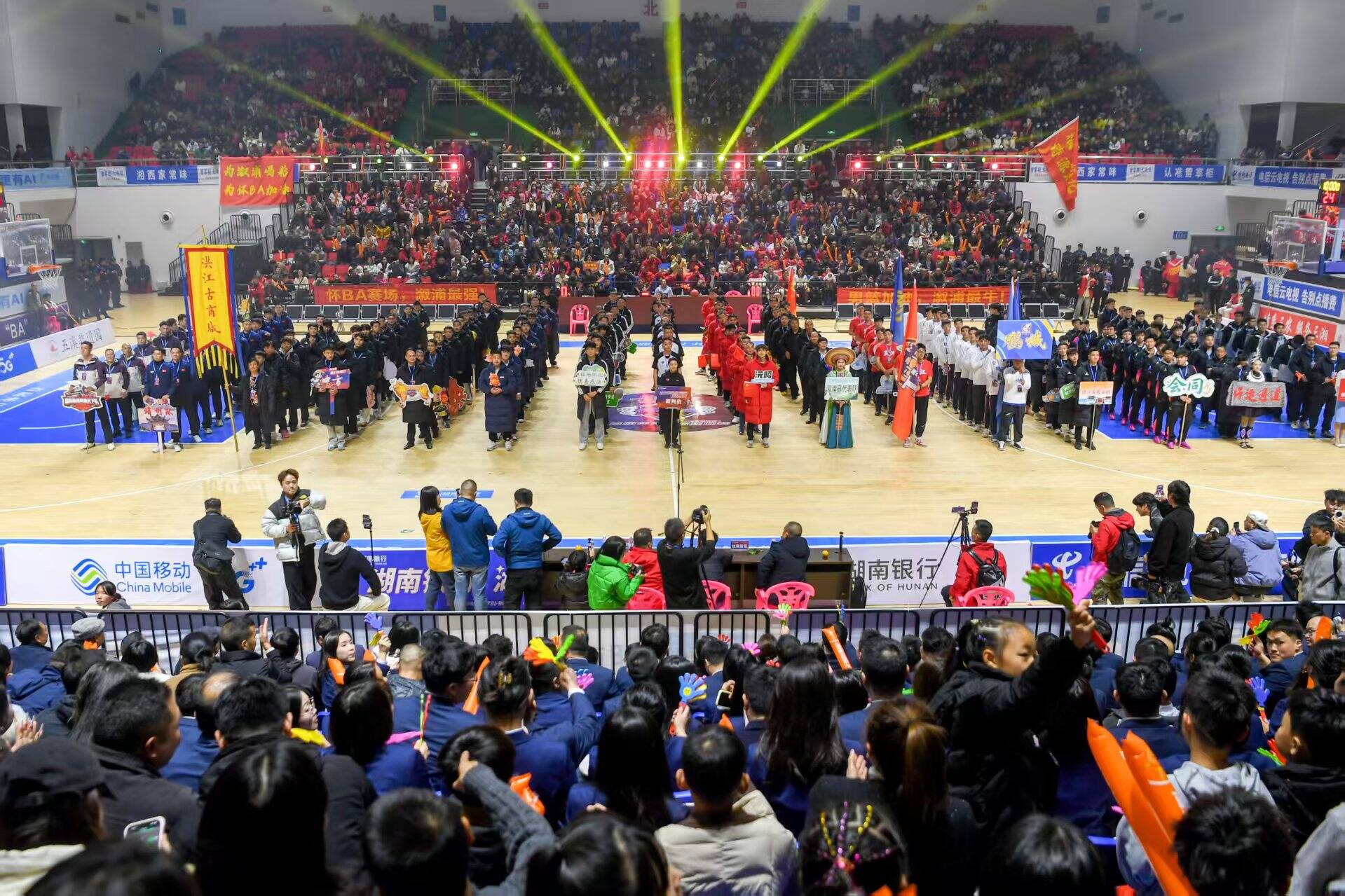 首屆懷化市籃球聯(lián)賽燃情開(kāi)賽