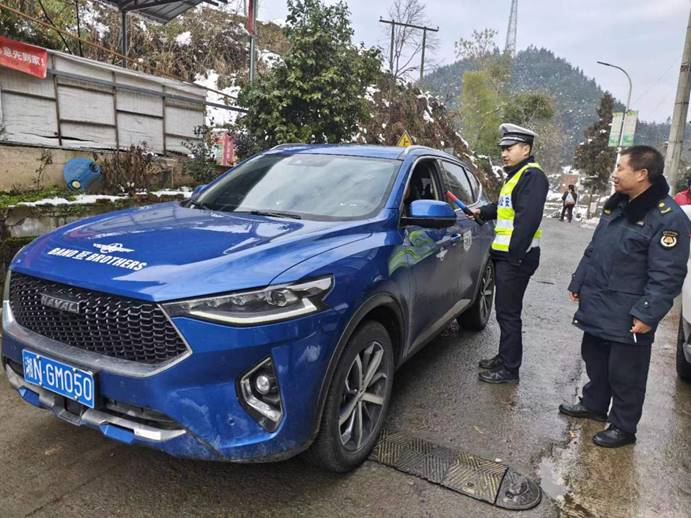 1月26日，梨溪口鄉(xiāng)綜合行政執(zhí)法隊(duì)同片區(qū)派出所開(kāi)展聯(lián)合執(zhí)勤，對(duì)騎乘摩托車(chē)不佩戴安全頭盔，無(wú)牌無(wú)證、駕駛轎車(chē)不系安全帶等違法行為開(kāi)展勸導(dǎo)和查處。 (4)