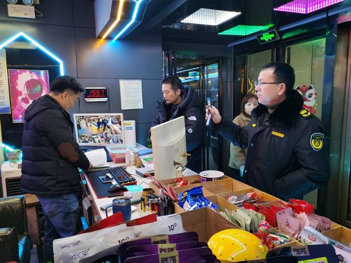 1月25日至26日，文化旅游廣電體育局副局長(zhǎng)左桂華帶隊(duì)，市場(chǎng)管理股、文化綜合執(zhí)法大隊(duì)等7人參加，對(duì)轄區(qū)內(nèi)網(wǎng)吧、KTV，電子游樂(lè)場(chǎng)所進(jìn)行安全生產(chǎn)檢查，督促經(jīng)營(yíng)場(chǎng)所加強(qiáng)消防安全自查及員工安全知識(shí)培訓(xùn)、演練。 (3)